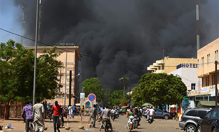 Ataque contra sede del Ejército en Burkina Faso Burkina Faso: Siete muertos en el ataque contra la sede del Ejército y la Embajada francesa